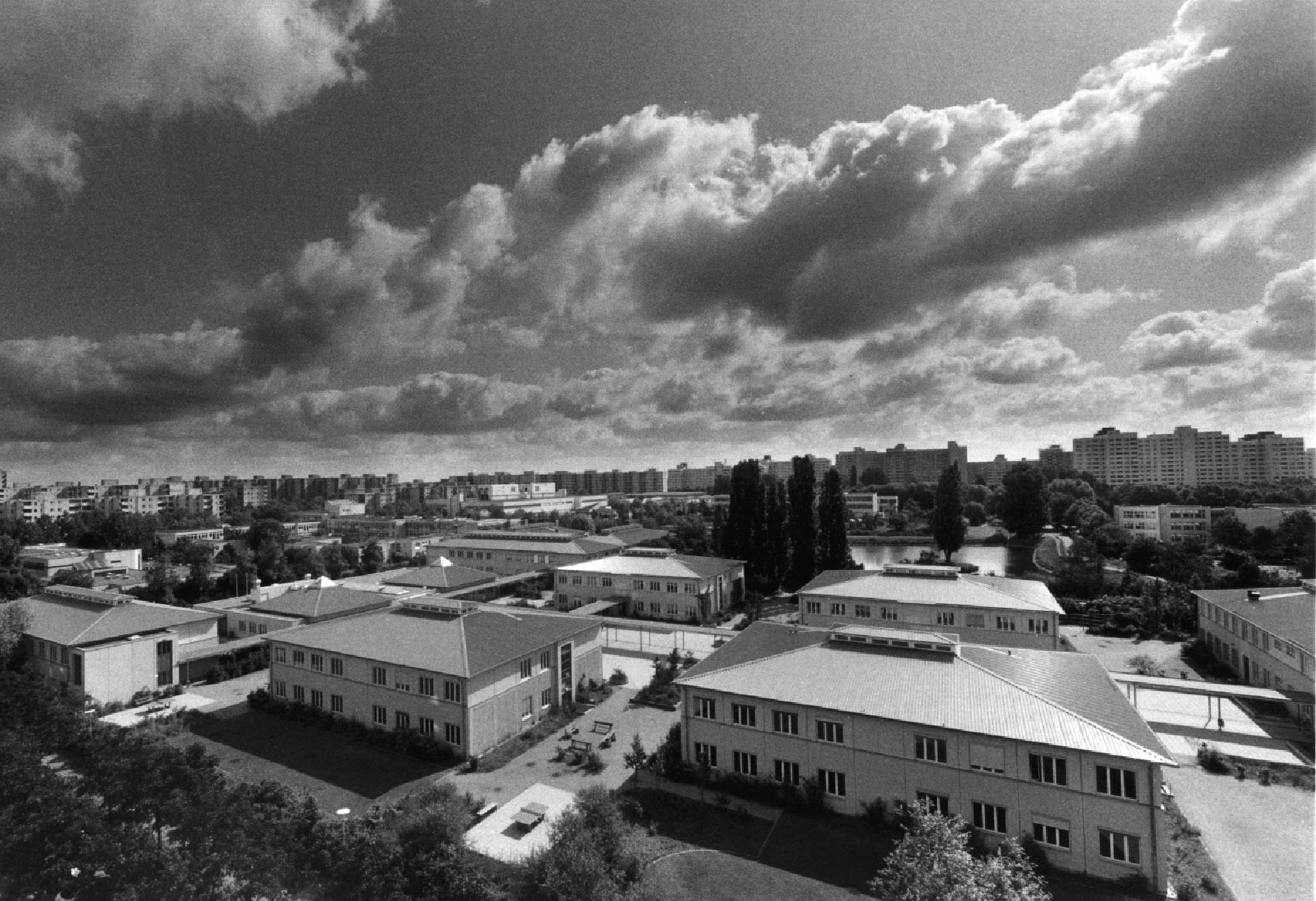 Das Schuldorf der Bettina-von-Arnim-Oberschule (Foto aus dem hier vorgestellten Buch)